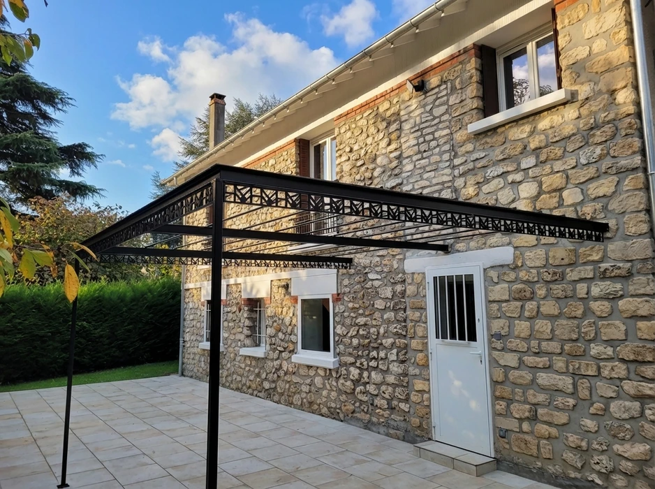 Atelier de forge extérieur avec forgeron travaillant le métal rouge incandescent